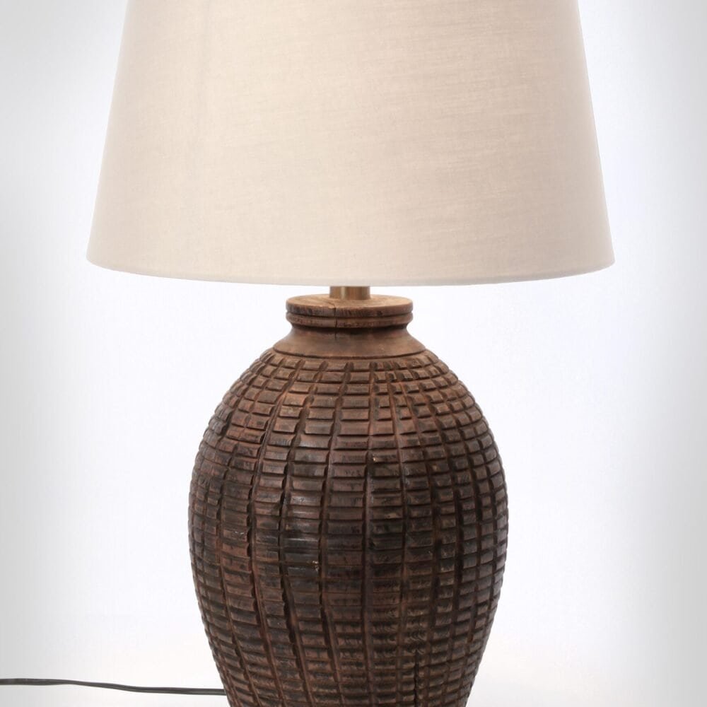 Lampada da tavolo con base in ceramica lavorata a mano, stile moderno e naturale.