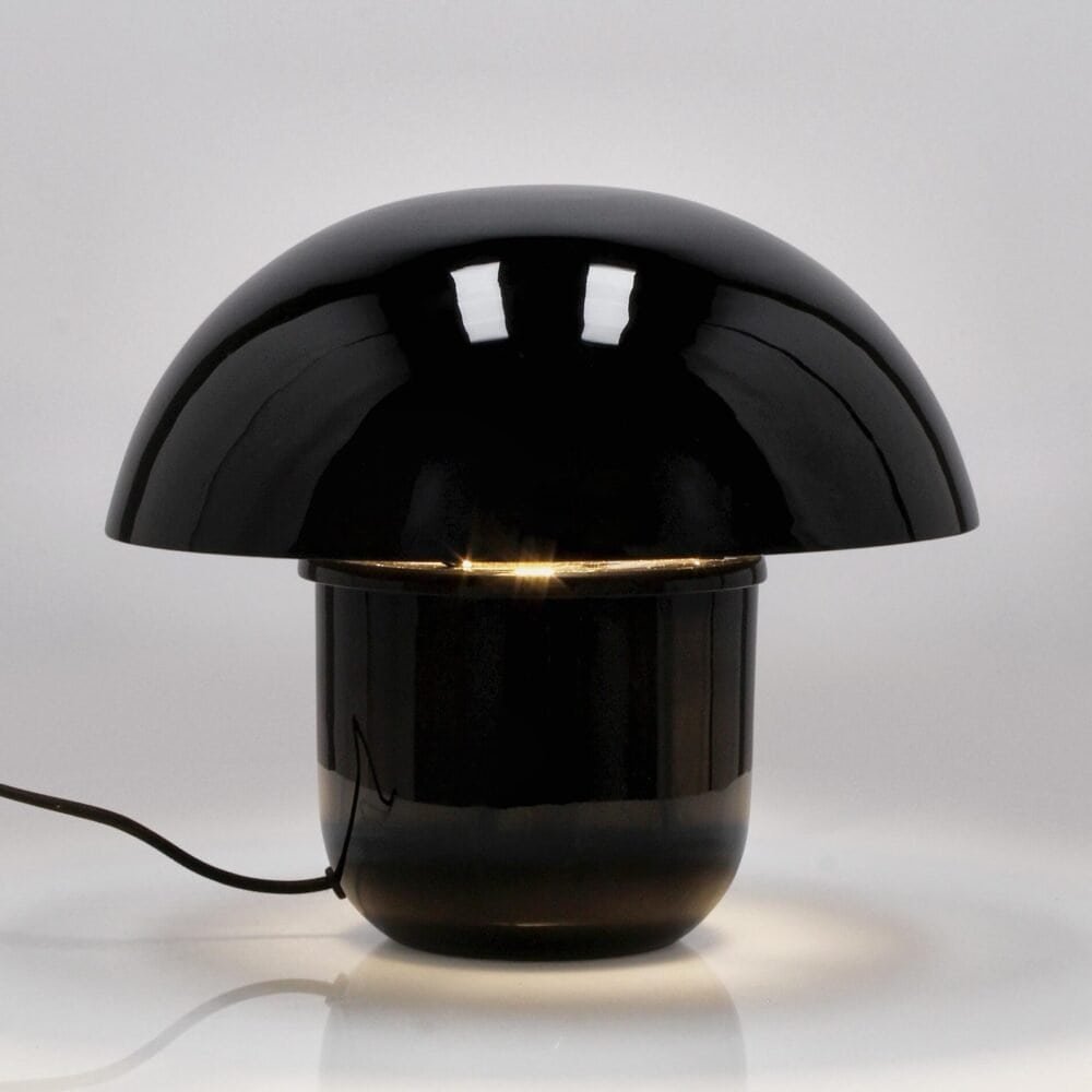 Lampada di design nera con forma innovativa per arredi moderni e sofisticati.