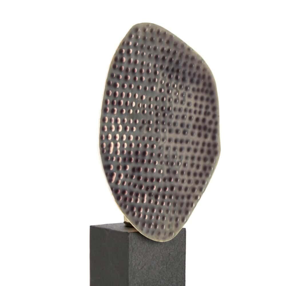 Lampada moderna in pietra con illuminazione decorativa e design innovativo.