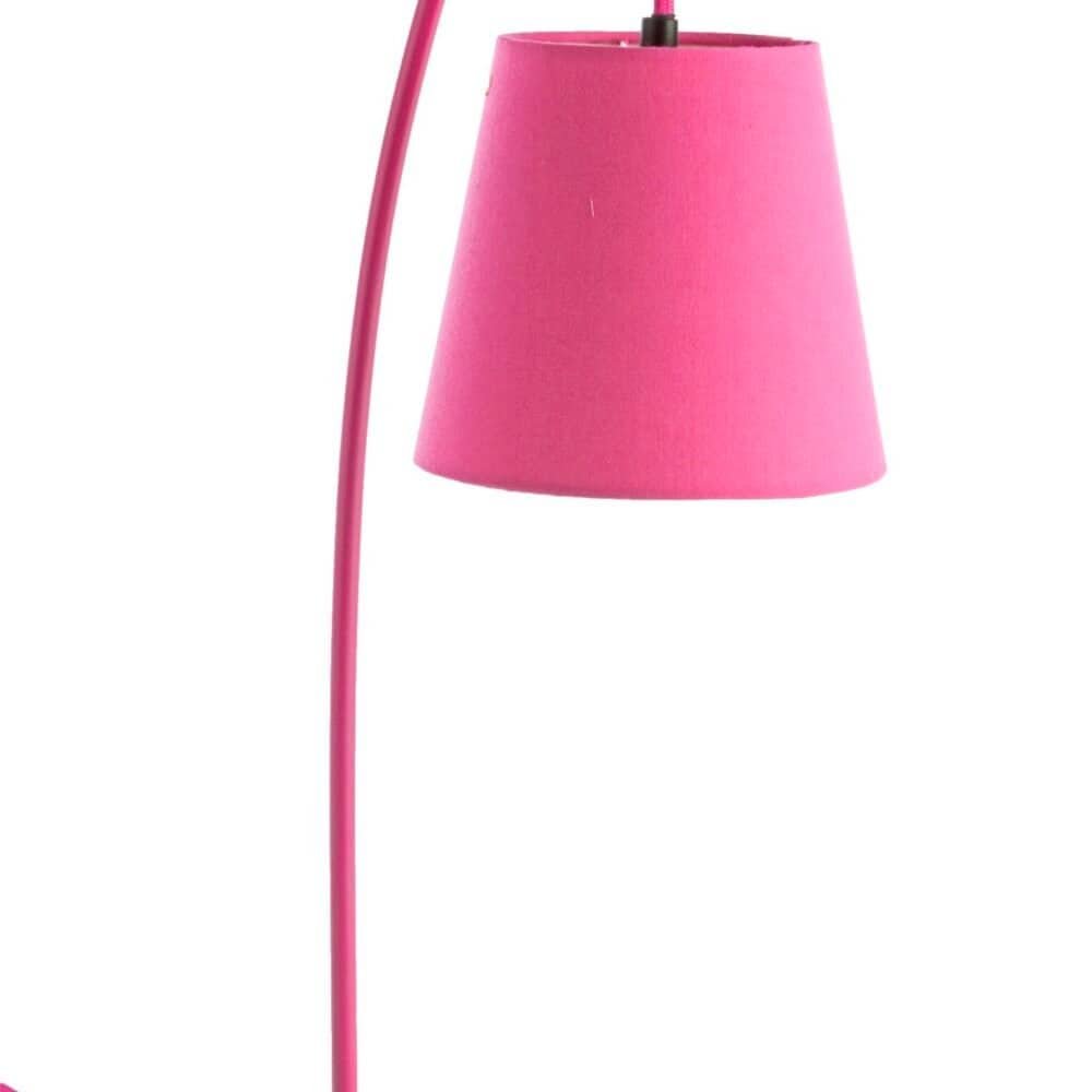 Lampada da tavolo moderna con paralume rosa e base in pietra naturale.