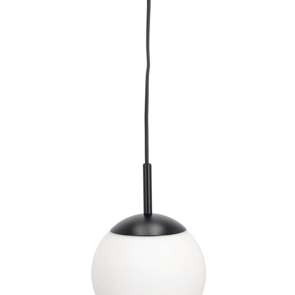 Luce sospesa elegante con globolite bianco e supporto nero, ideale per interior design di stile minimal.