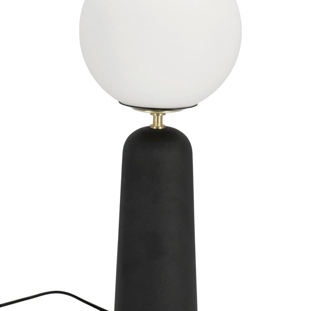 Luce da tavolo elegante con base nera e glob di vetro bianco, perfetta per arredi moderni.