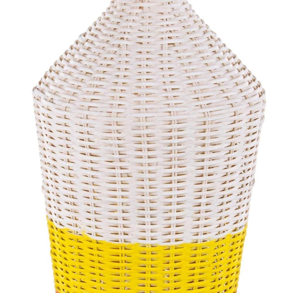 Pezzo decorativo in rattan a spirale, perfetto per ambienti colorati e moderni.