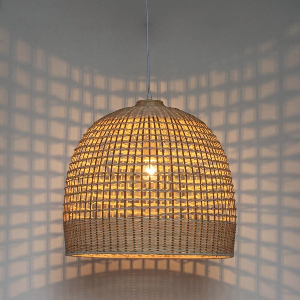 Lampada moderna in rattan, illuminazione calda e accogliente, perfetta per ogni ambiente.