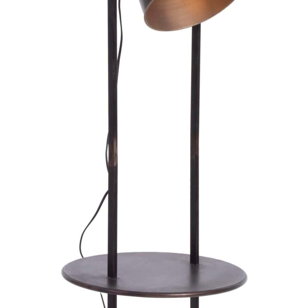 Lampada da terra in stile industriale con struttura in metallo nero e diffusore oro.