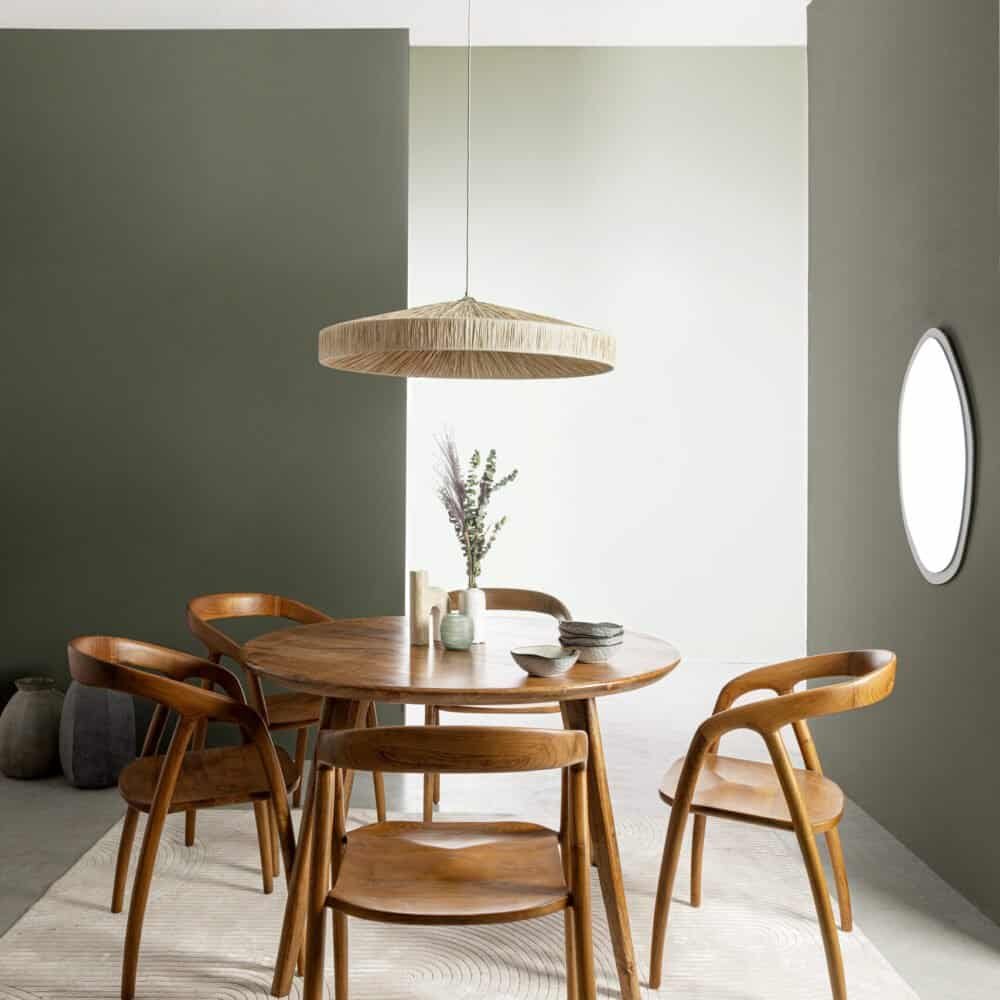 Sedia in legno in un ambiente minimalista, perfetta per una sala da pranzo moderna e di design.