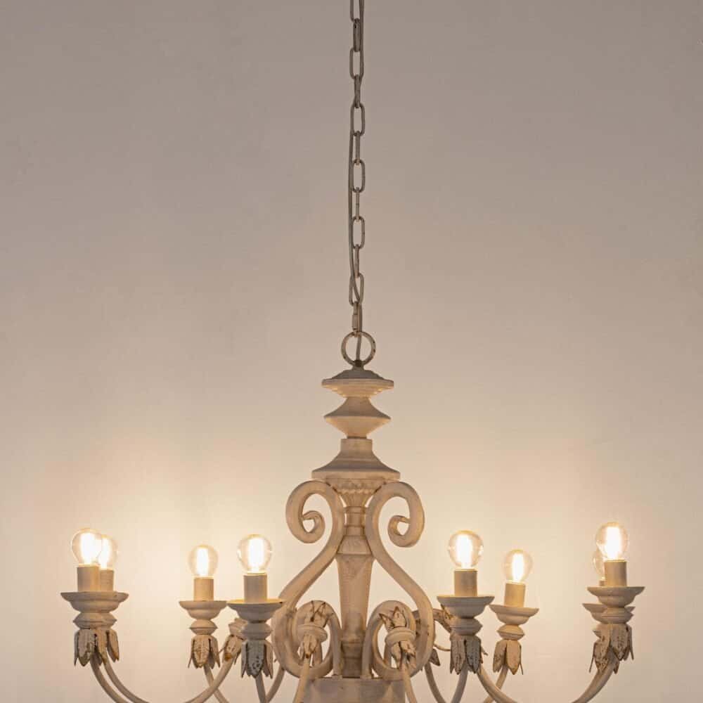 Lampadario vintage con dettagli eleganti e luci calde, perfetto per ambienti raffinati.