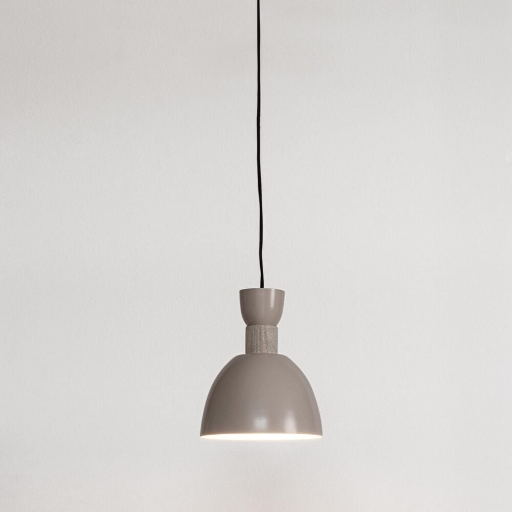 Lampada sospesa moderna in stile minimalista con finitura neutra e illuminazione efficace per ambienti eleganti.