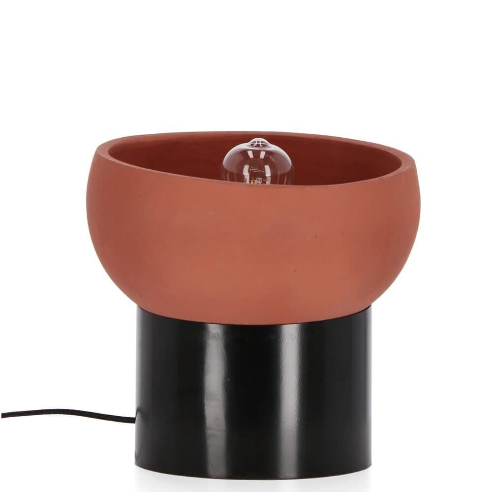 Lampada da tavolo design con paralume in terracotta e base nera, perfetta per decorare ambienti moderni e sofisticati.
