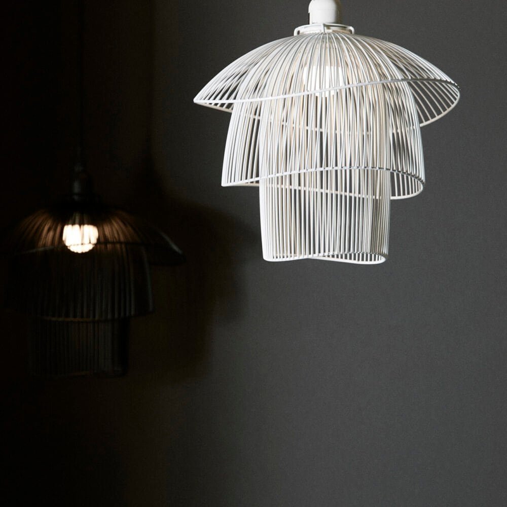 Lampada di design in ferro bianco per arredamento moderno.
