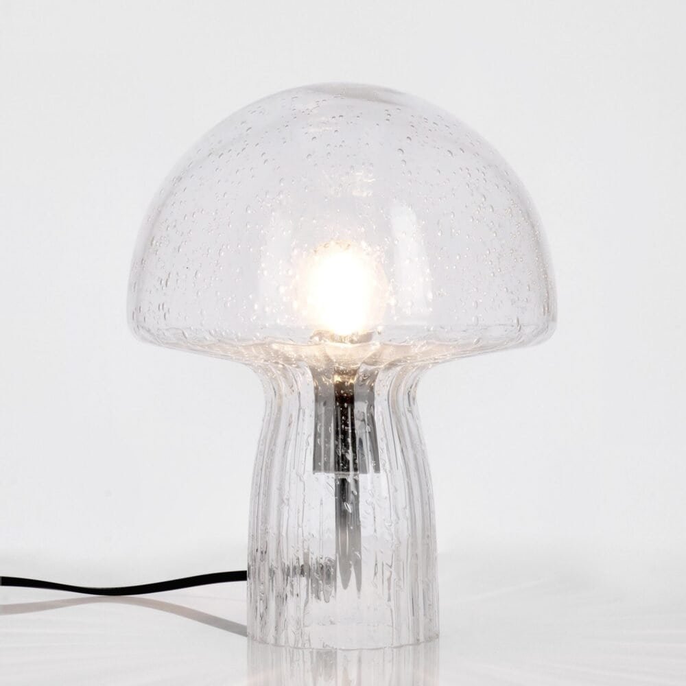 Lampada designer in vetro trasparente con effetto goccia, ideale per arredi contemporanei.