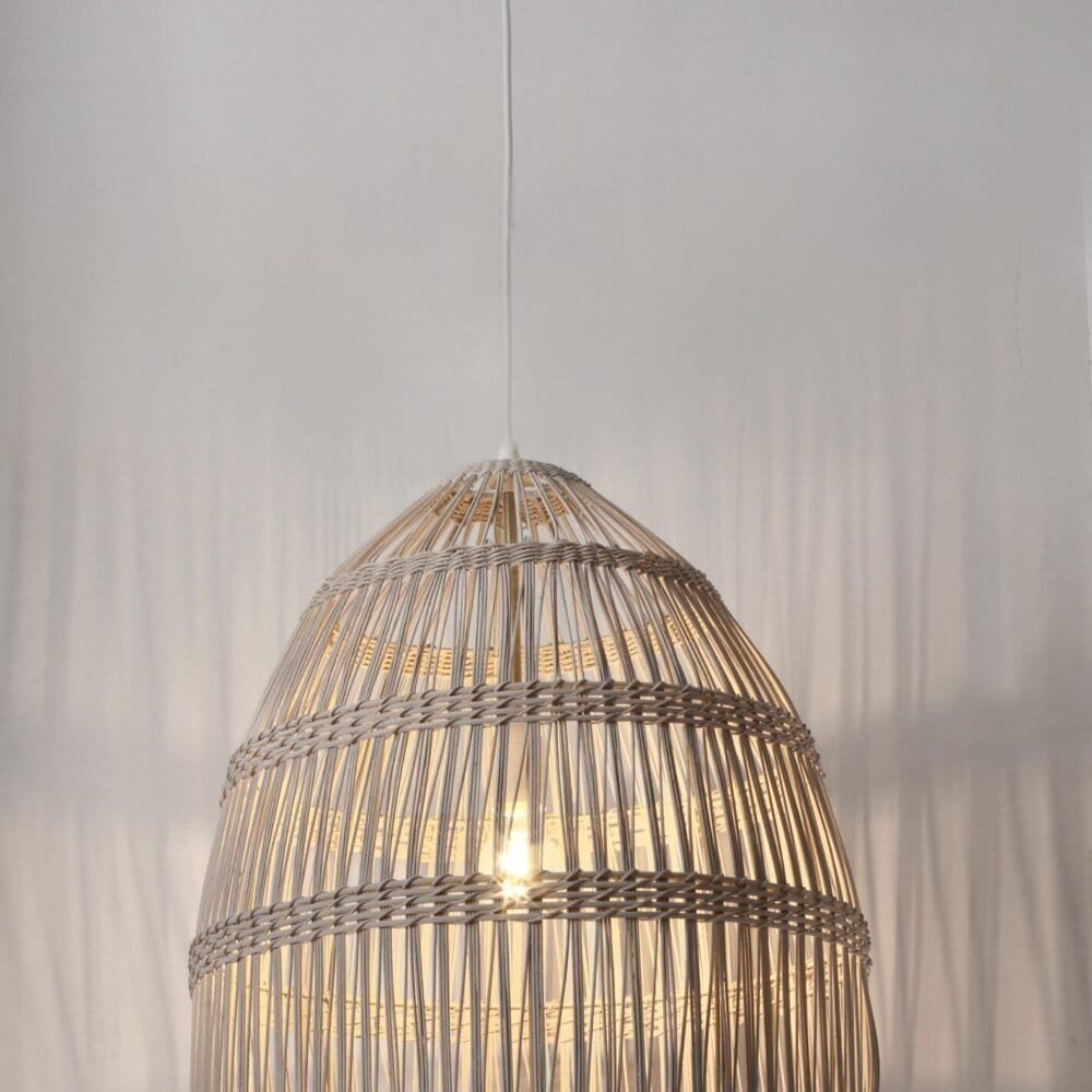 Lampada in rattan naturale, perfetta per ambienti moderni e accoglienti.