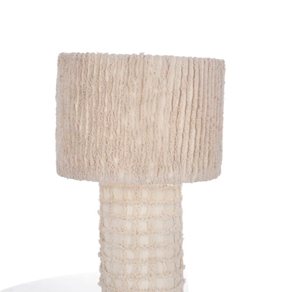 Pittura in tonalità neutra con superficie materica e dettagli sofisticati, ideale come lampada da tavolo nell'arredamento contemporaneo.