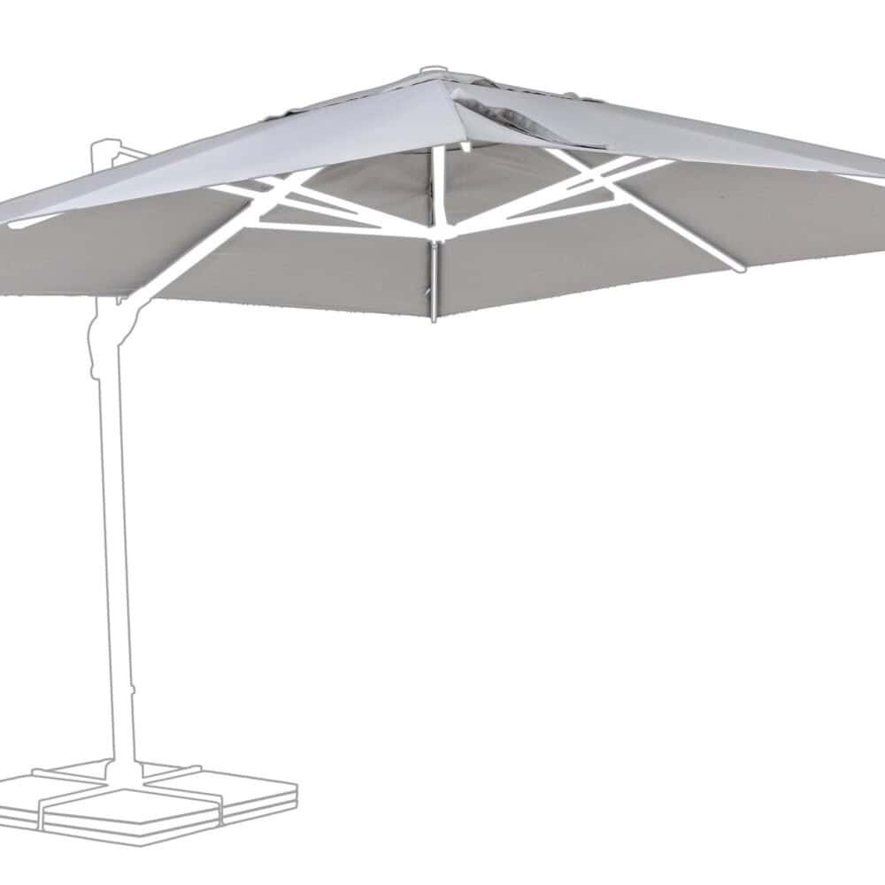 Amplio ombrellone da esterno con struttura robusta.