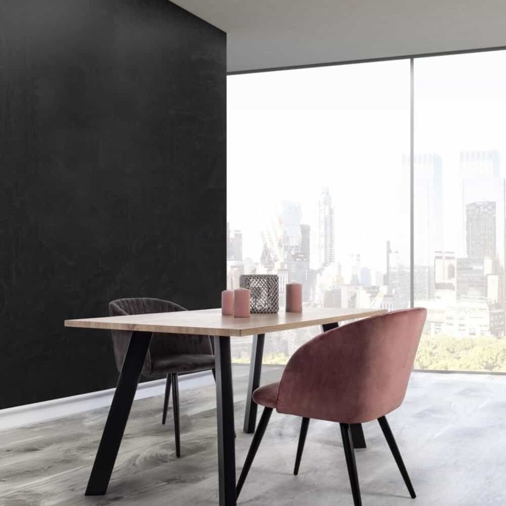 Sedia moderna con rivestimento in velluto rosa, ideale per arredi di stile urbano e contemporaneo.