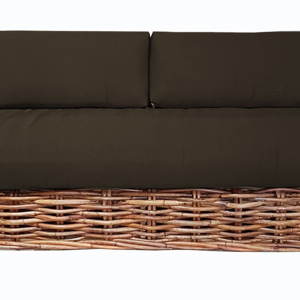 Divano in rattan con cuscini nero, arredo outdoor elegante e resistente.