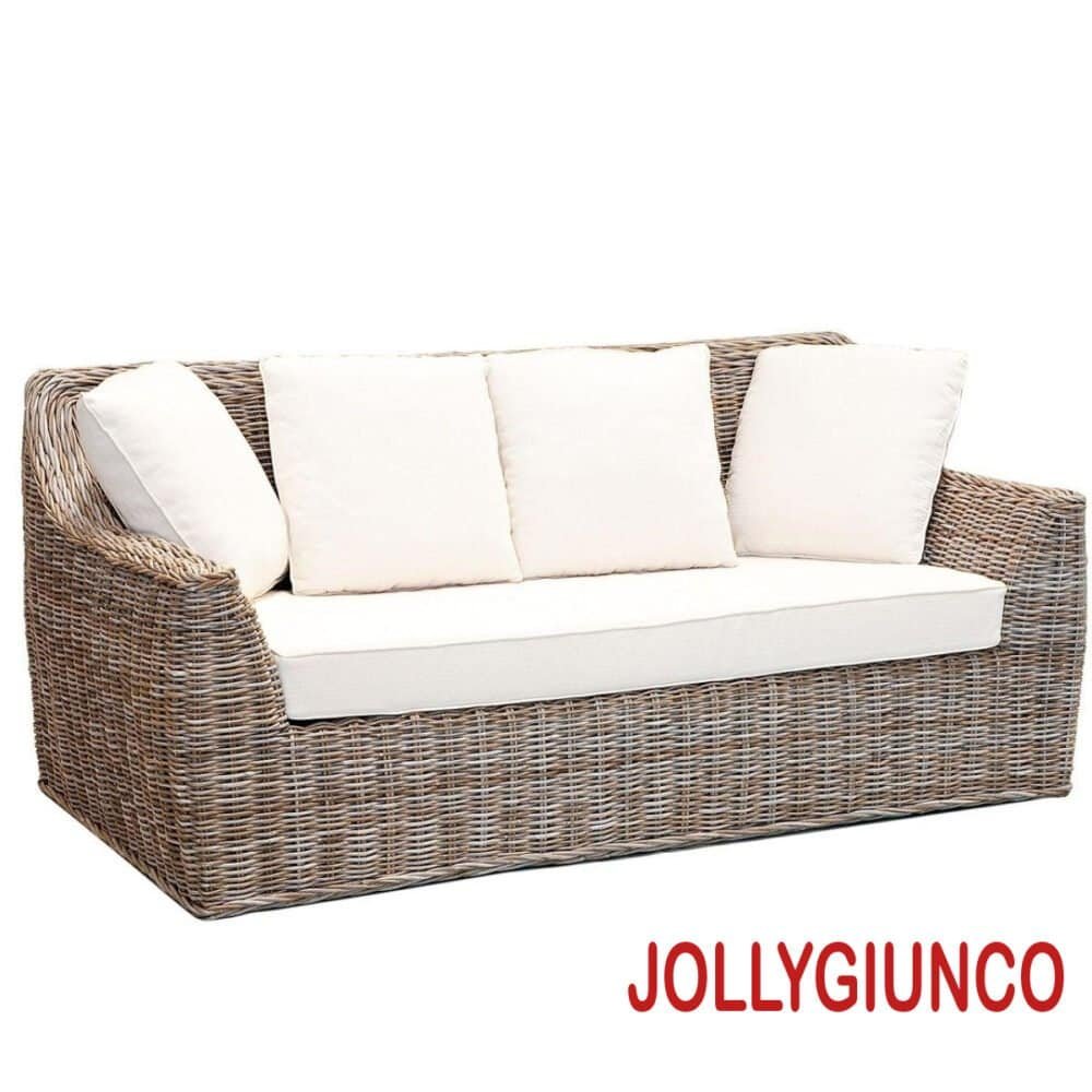 Divano in rattan bianco con comodi cuscini, perfetto da esterno o all’interno per uno stile naturale e elegante.