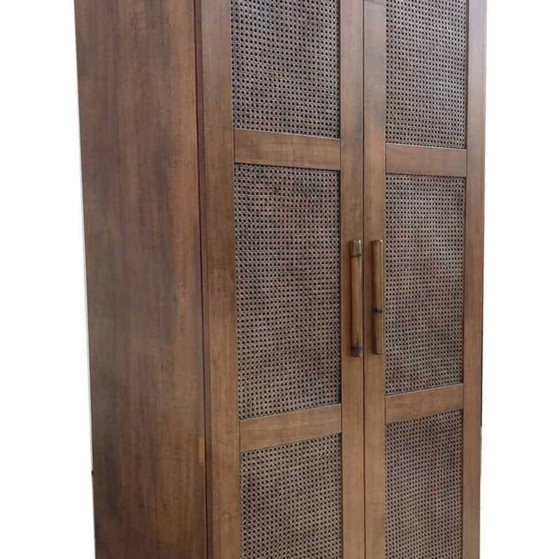 Armadio in legno con pannelli in rattan, chic e resistente per ambienti eleganti.