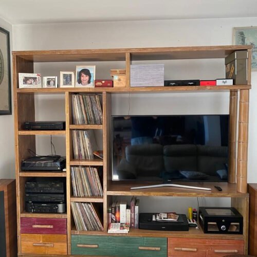 Parete attrezzata con libreria in bambù