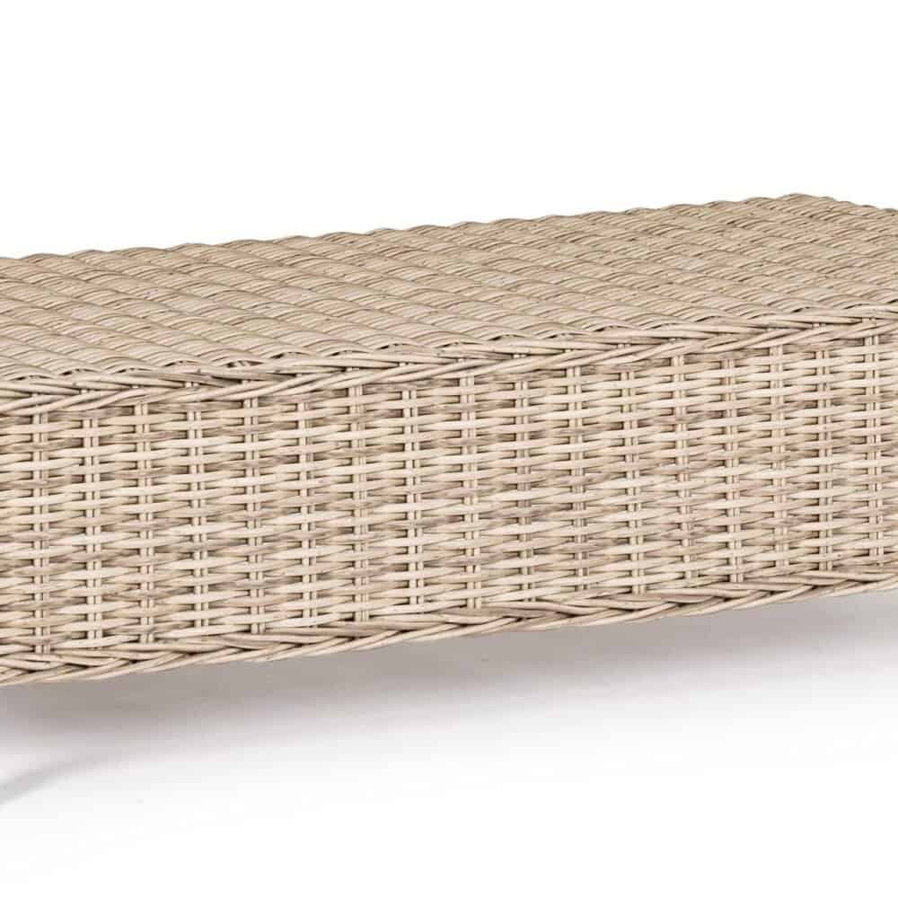 Puff in rattan naturale, perfetto per arredare spazi esterni e interni con stile. Design elegante e materiali resistenti.