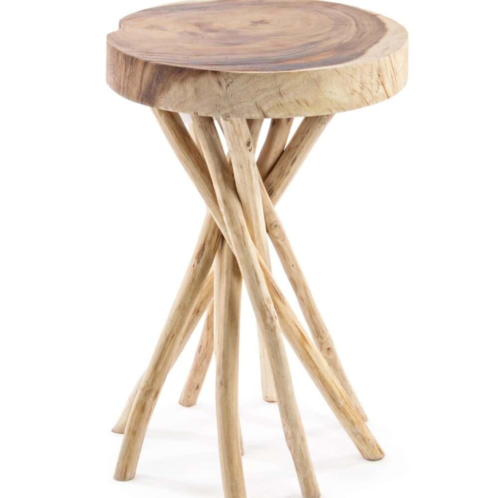 Tavolino in legno grezzo con base intrecciata, perfetto per arredo naturale e di design.