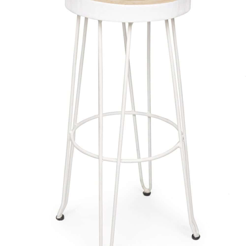 Dettaglio di un tavolo con piano in legno naturale e struttura in ferro bianco stile industriale.