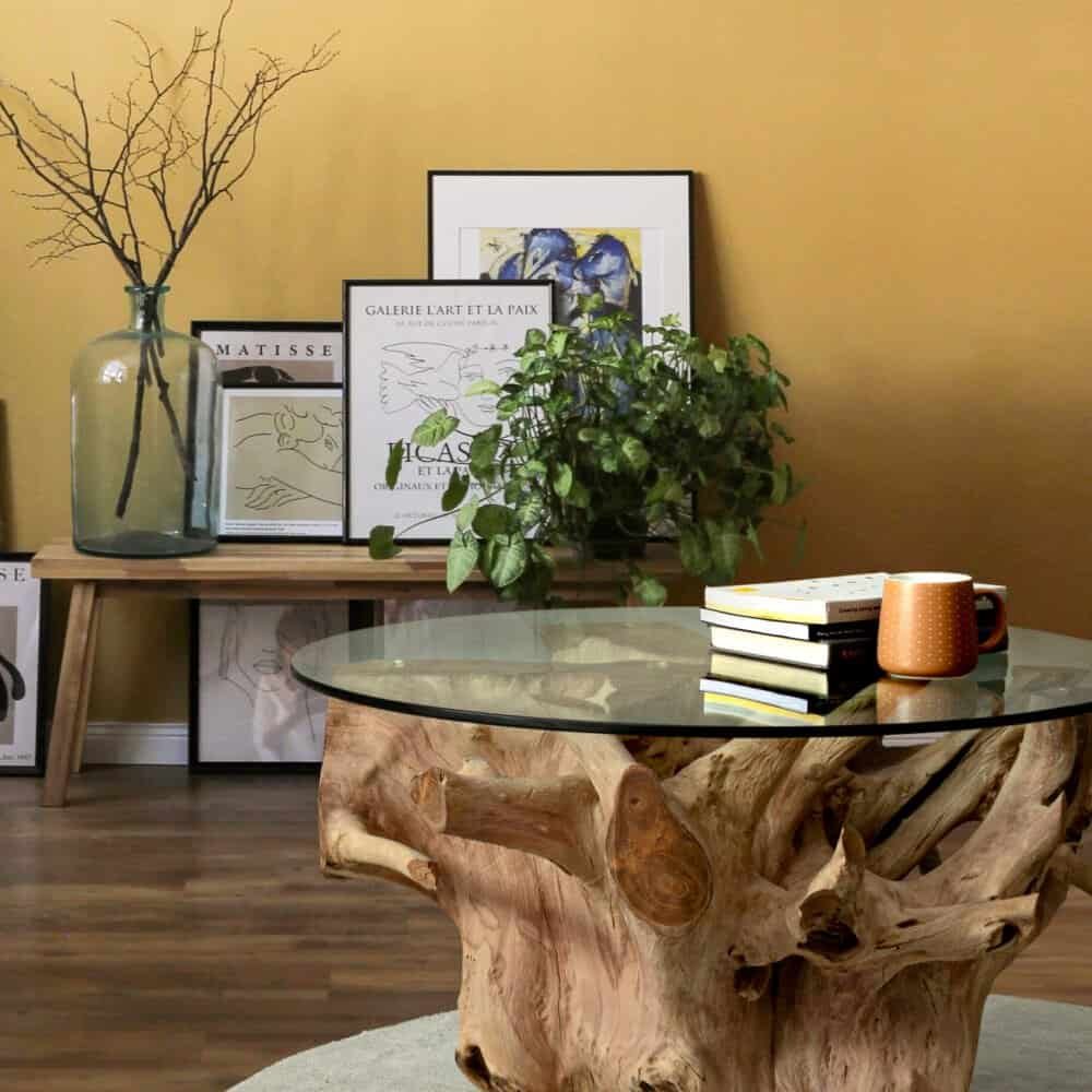 Vaso con ramo decorativo e quadro d'arte moderna.