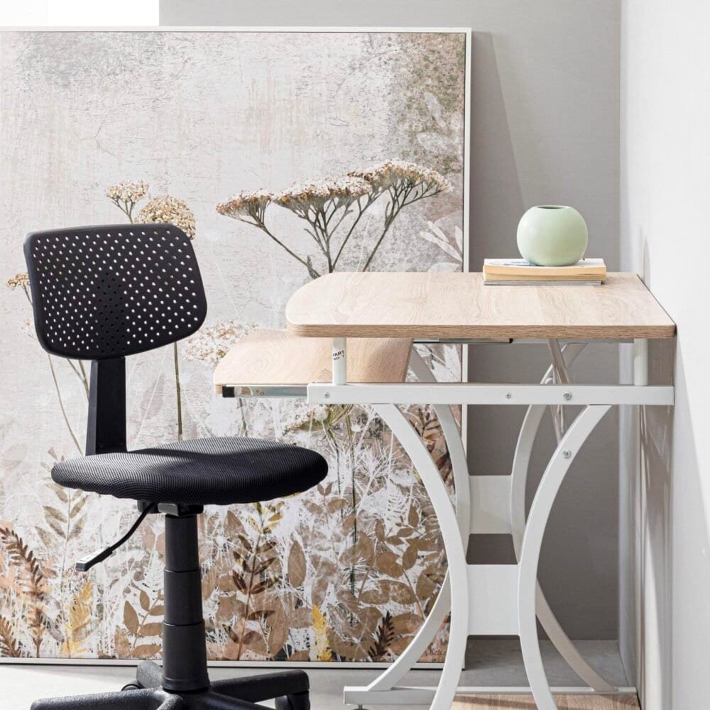 Sedia ergonomica nera con foro, ideale per ufficio e studio, comfort e stile contemporaneo.