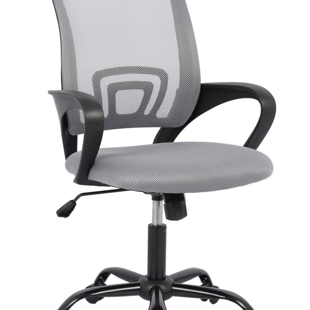 Sedia ergonomica con rete e braccioli.