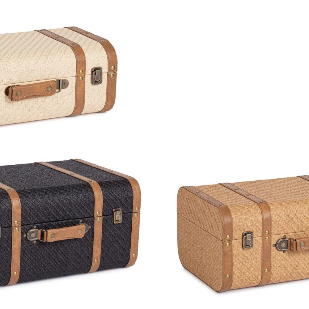 Alt: Valigia in vimini con dettagli in pelle e metallo, ideale per viaggi sofisticati.