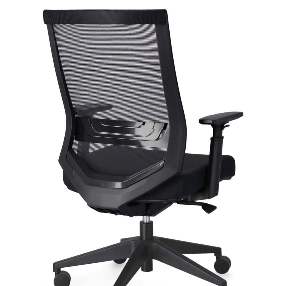 Sedia da ufficio ergonomica nero con schienale in rete traspirante, supporto lombare e rotelle.