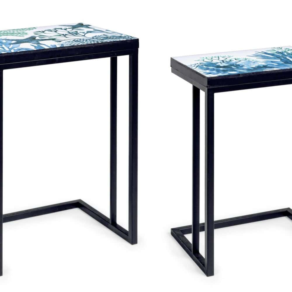 Tavolini moderni con piastrelle decorative blu e bianco.