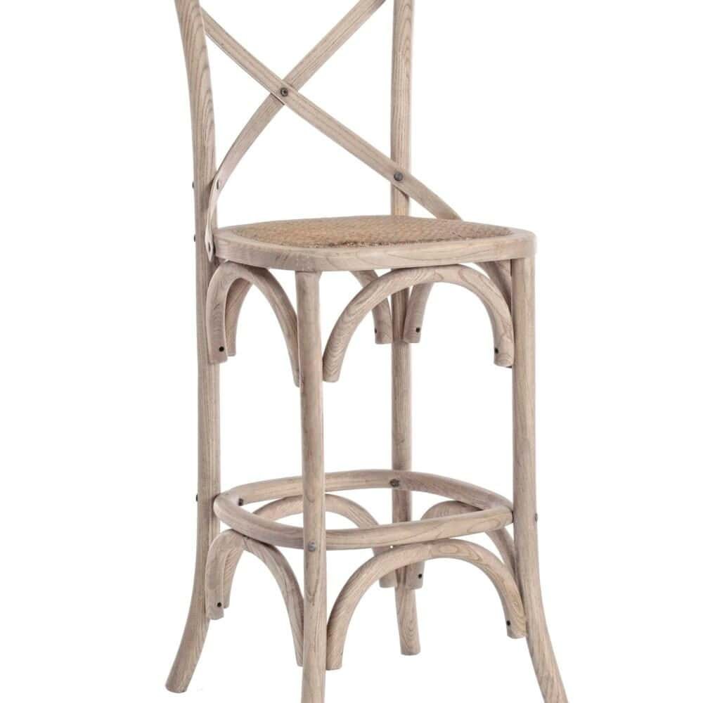 Sedia in legno con seduta in paglia, stile rustico e design elegante. Perfetta per ambienti interni ed esterni.