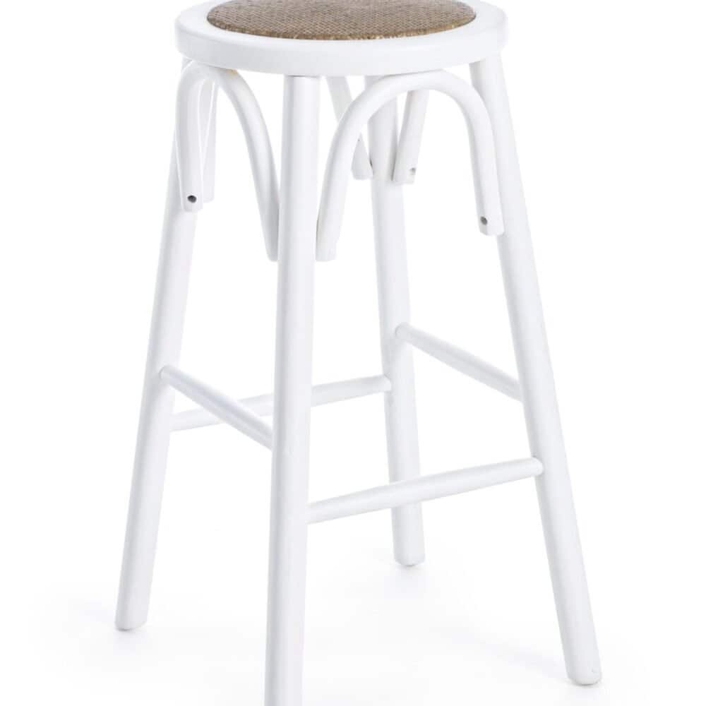 Sedia elegante in legno bianco con seduta in rattan naturale, perfetta per arredo casa e bar.