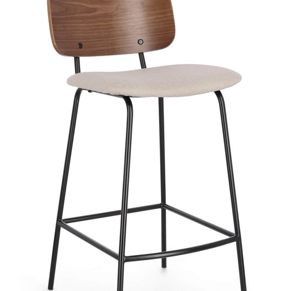 Sedia alta con schienale in legno e seduta imbottita beige.