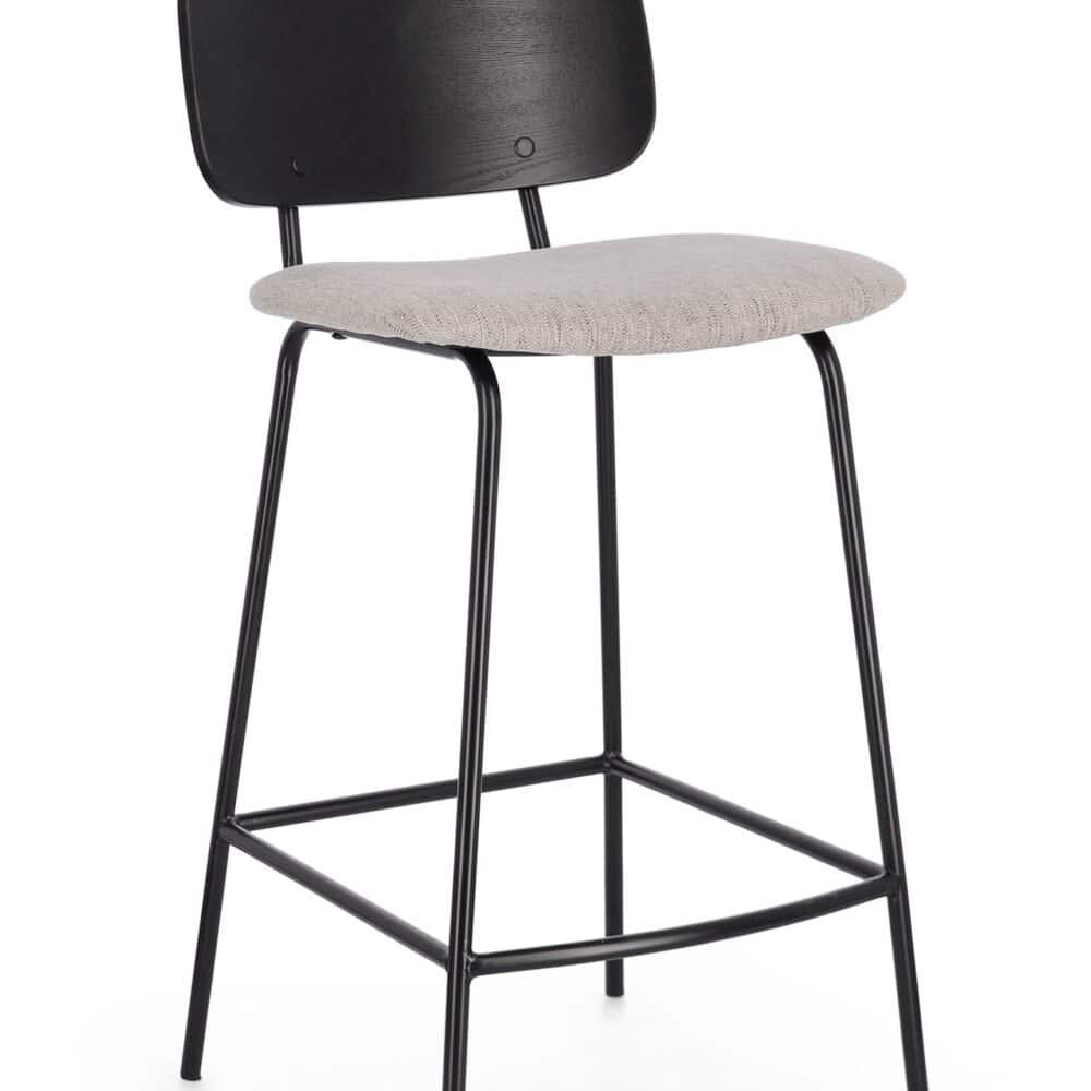 Sedia alta con schienale in legno nero e seduta imbottita beige.