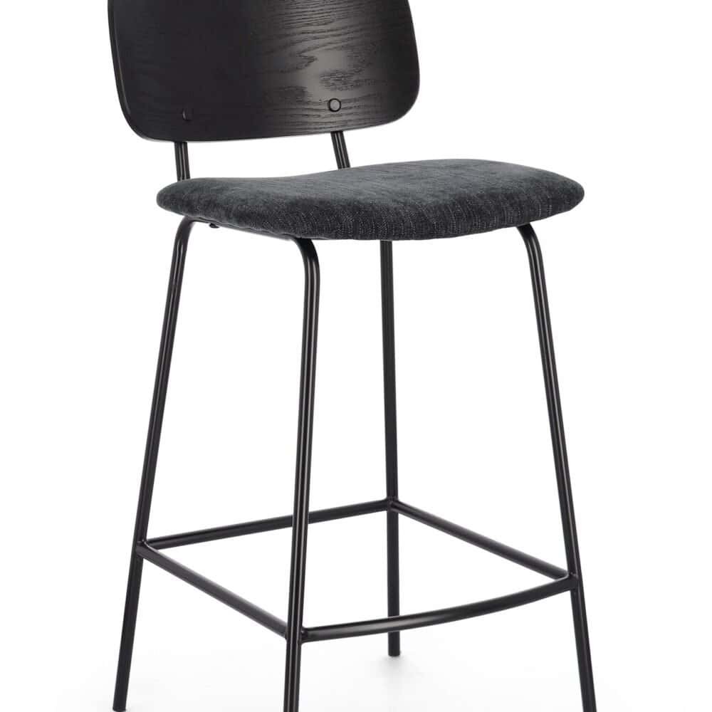Sedia da cucina con seduta imbottita e schiena in legno nero, stile minimalista e comfort.
