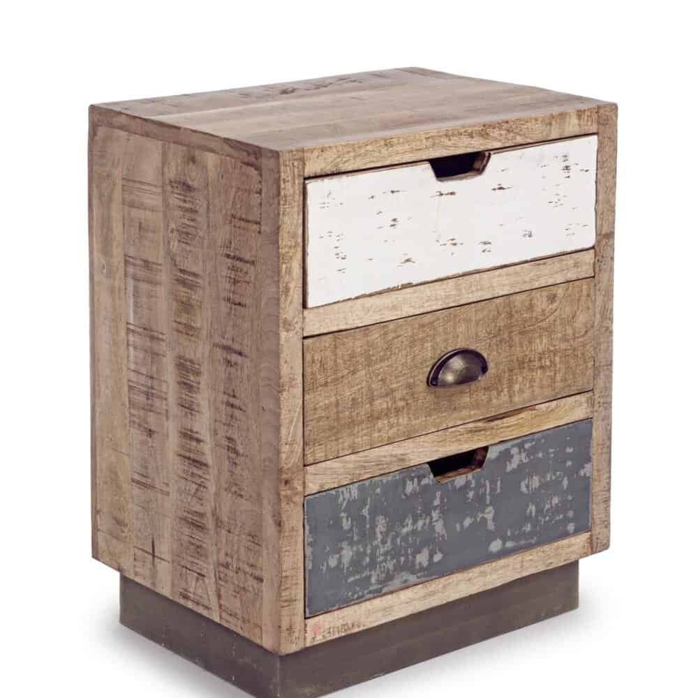 Comodino in legno vintage con cassetti di diversi colori e finiture rustiche, ideale per arredo casa chic e accogliente.