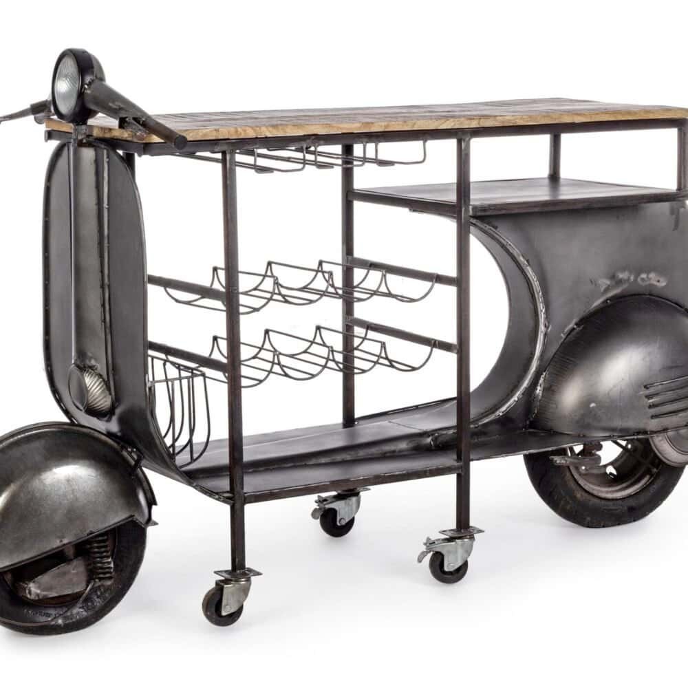 Vespa in stile vintage come mobile bar, con mensola in legno e ripiani in metallo per drink.