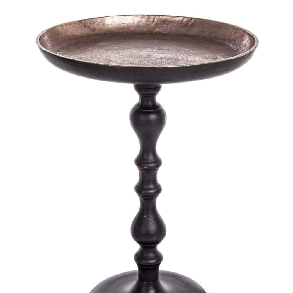 Vassoio alto in metallo nero con base elegante, perfetto per decorazioni e presentazioni.