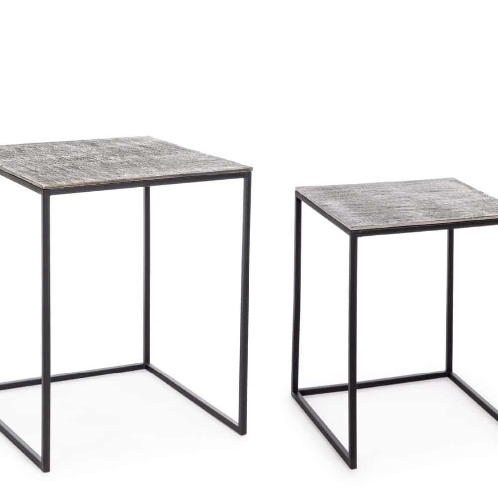 Descrizione Alternativa: Due tavolini moderni con top in vetro e struttura in metallo nero.