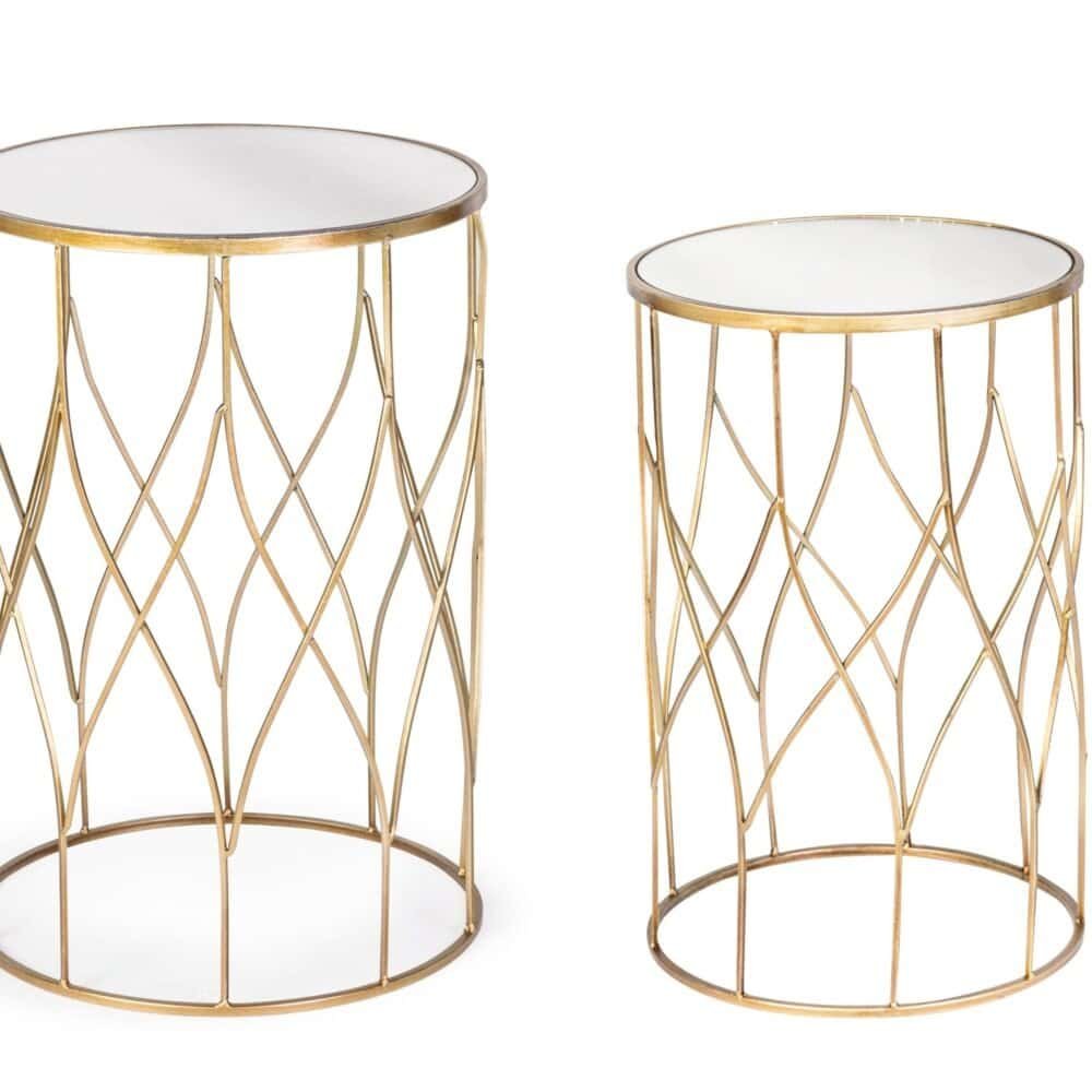 Tavolini decorativi con struttura in metallo dorato e piano in vetro, ideali come complementi di arredo eleganti e sofisticati.