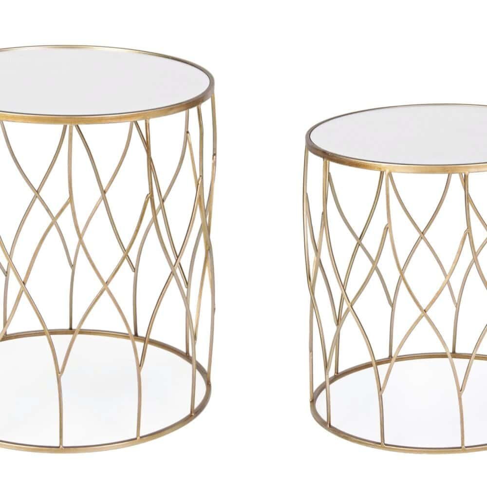 Tavolini metallici dorati con piani in vetro, design contemporaneo per arredamenti di lusso.