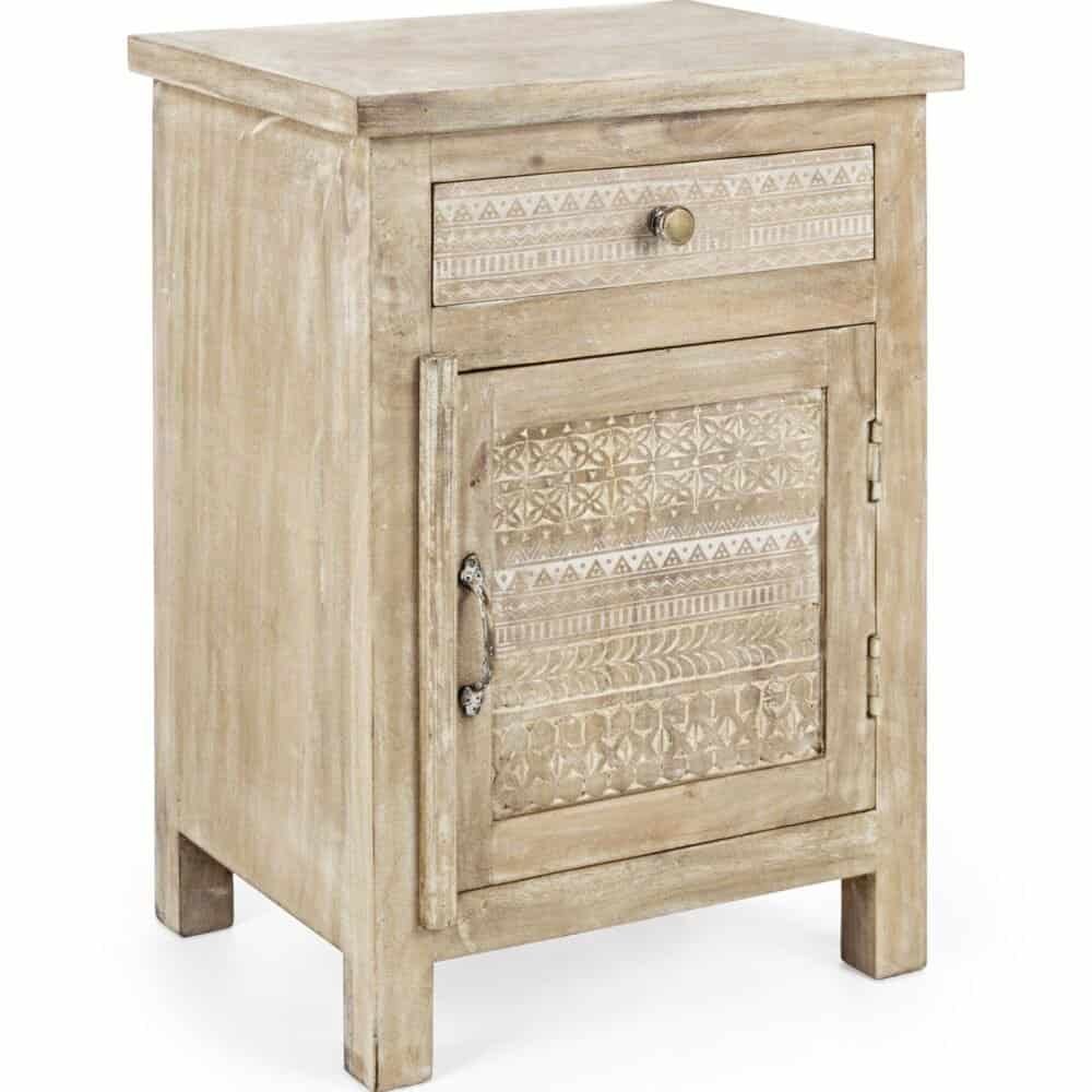 Comodino in legno naturale con dettagli etnici e decori geometrici, mobile elegante e rustico.