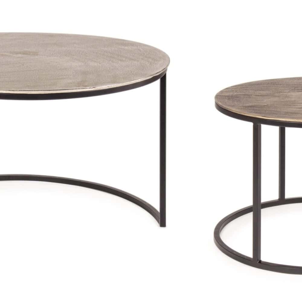 Immagine di due tavoli ovali con piano in legno e struttura in metallo nero, design contemporaneo.