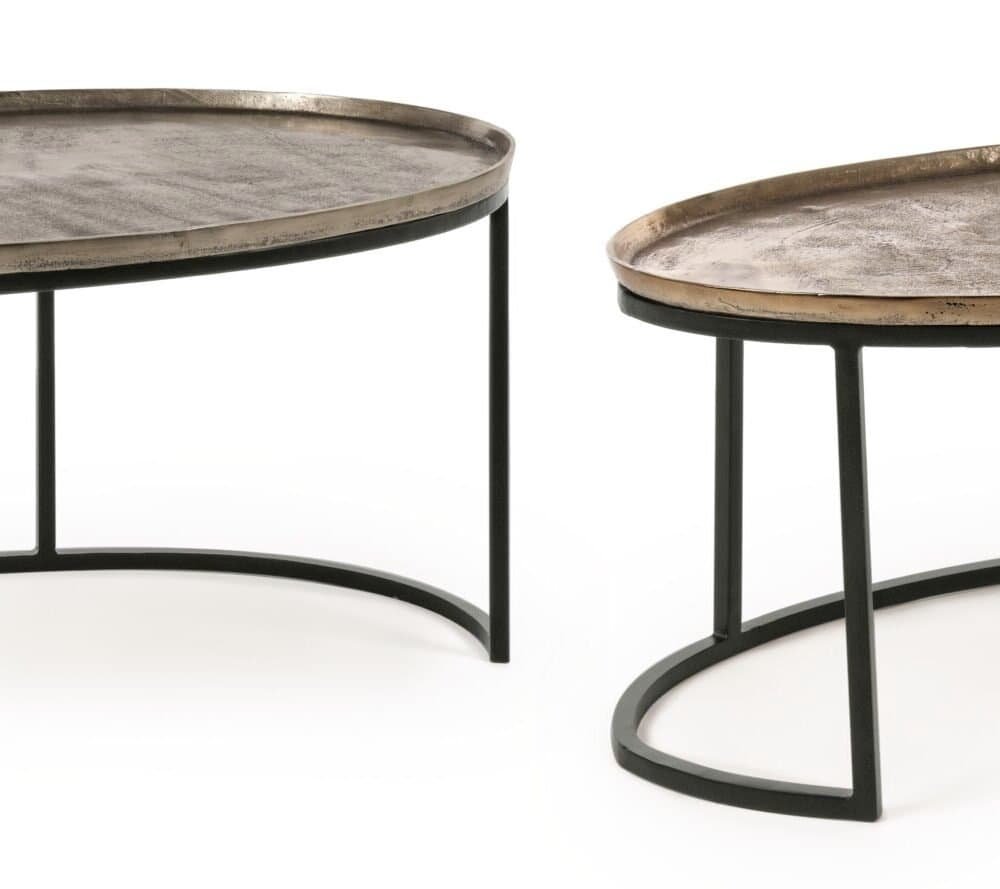 Tavoli decorativi in metallo e legno con superficie in legno grezzo e struttura nera.