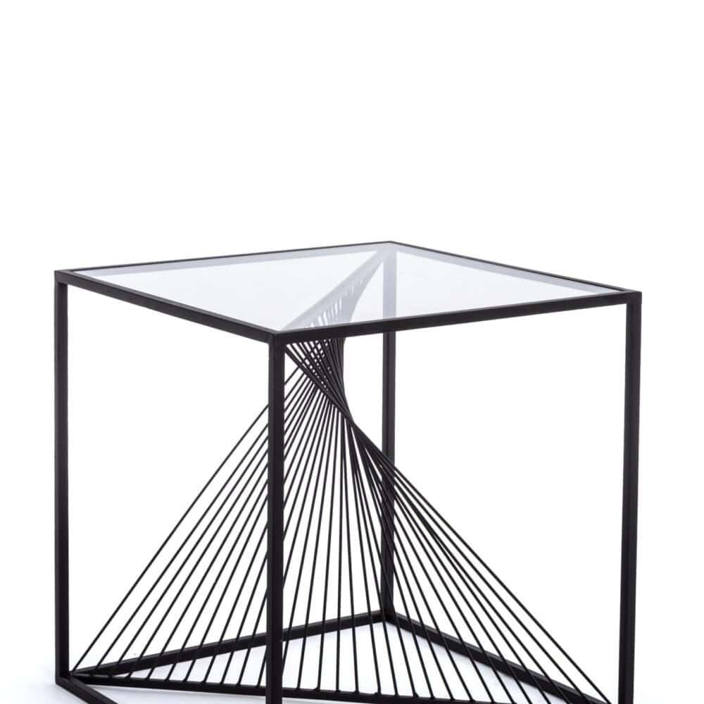 Tavolo moderno e innovativo con struttura in metallo nero e superficie in vetro trasparente, decorato con pattern geometrico unico.