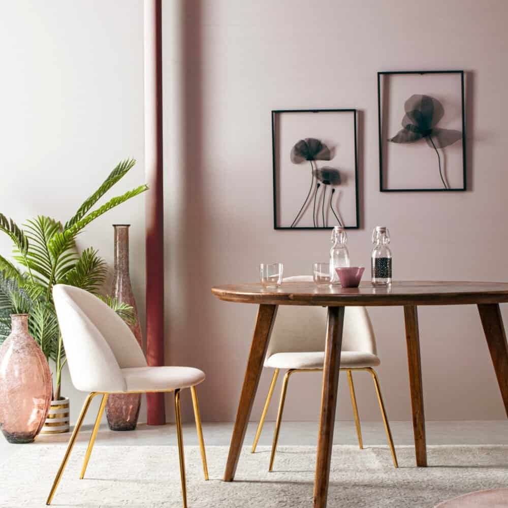 Sedia moderna in stile minimalista con gambe dorate e rivestimento beige, perfetta per ambienti eleganti.