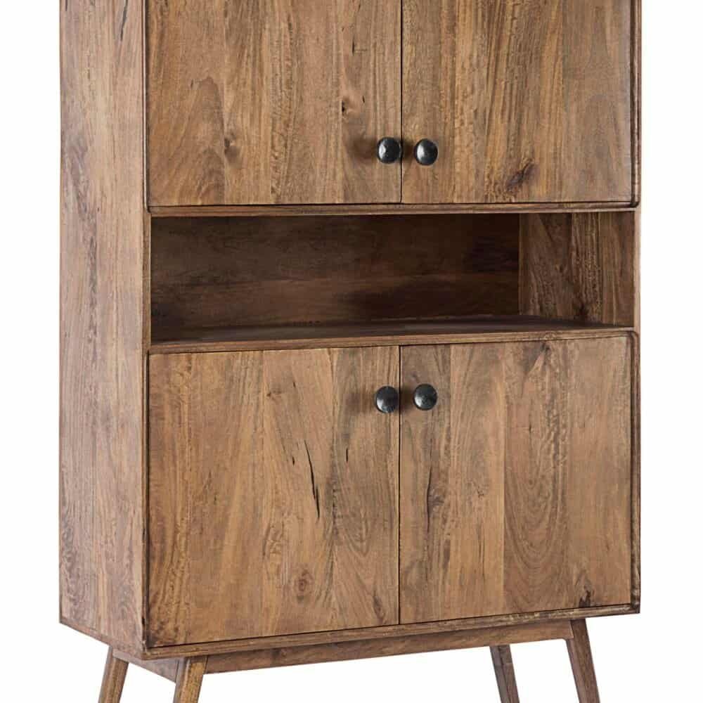 Armadio rettangolare in legno naturale con ante e mensole.