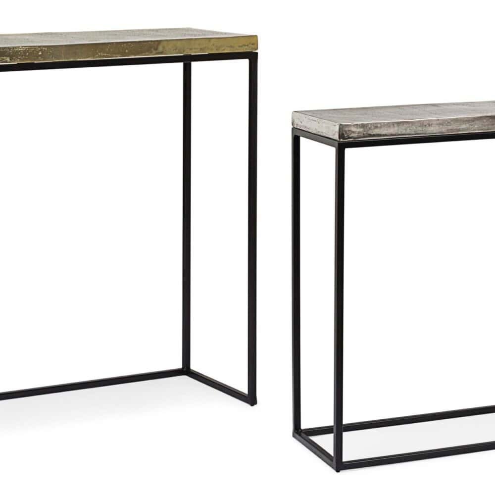 Tavoli in stile industriale con piano in legno e telaio in metallo nero, perfetti per arredare ambienti contemporanei.